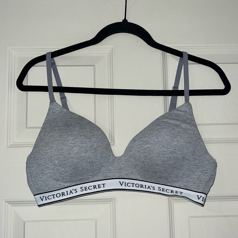 Victoria's secret T-shirt bra! No wire!